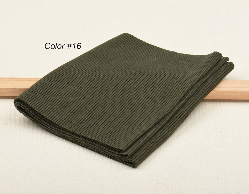 K&ouml;nnte beinhalten: Ein gefaltetes St&uuml;ck dunkelgr&uuml;nes Rippgewebe. Der Stoff ist dreifach gefaltet und hat eine strukturierte Oberfl&auml;che. Der Text "Color #16" ist in der oberen linken Ecke des Bildes sichtbar.