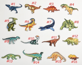 Może przedstawiać: Zestaw 16 naszywek do prasowania z różnymi wzorami dinozaurów. Naszywki są ponumerowane od 1 do 16 i są w różnych kolorach, w tym zielonym, niebieskim, pomarańczowym, czerwonym i żółtym.