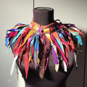 Festival coloré de la mode tribale Collier en lambeaux de col de bouffon multicolore, collier tendance avec franges