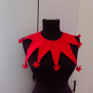 Collier de bouffon rouge avec pompons, tenue de bouffon réversible en tapue beige ren faire col pointu asymétrique