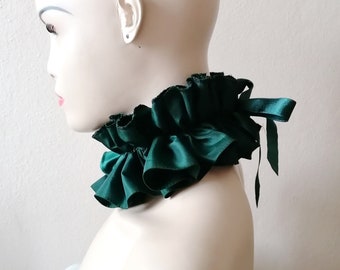 Green ruffle collar teffeta choker, Elizabethan style ruff collar, emerald green ruff neck collar