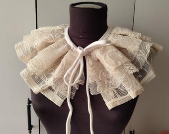 Gerüschter Spitzen Clown Kragen 3 Lagen ivory pierrot Kragen