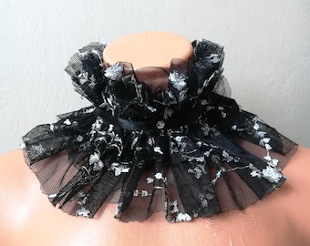 Col haut amovible en dentelle noire, fleurs argentées Steampunk dans un col à volants en tulle noir