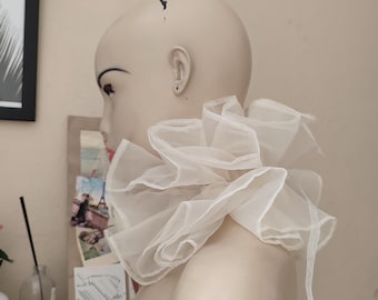Ruffled clown collar Off white fluffy ruff