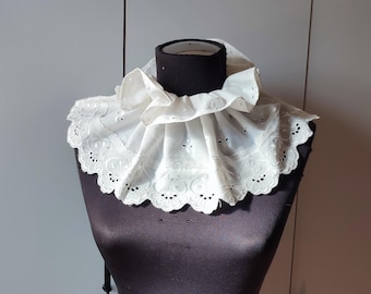 白いフリル襟、スカラップエッジ、ヴィンテージコットン生地、刺繍カットワーク