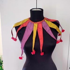 Collier arlequin réversible pointu asymétrique orange lilas avec pompon rouge par damlace