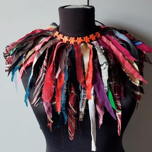 Collier en lambeaux de bouffon multicolore, collier écharpe en lambeaux en lambeaux, article similaire