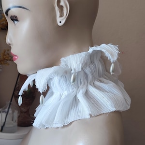 Elizabethan ruffle collar with pearls, Victorian Renaissance costume neck ruff White neckpice vampire vedding