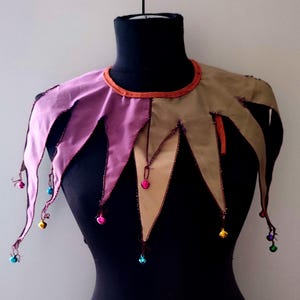 Collier de costume de bouffon réversible asymétrique irrégulier, pointu, beige violet, collier arlequin avec grelots