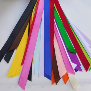 Peut inclure: Assortiment de bobines de ruban de différentes couleurs, notamment noir, marron, jaune, rose, blanc, bleu, rouge, vert, violet, orange et crème.