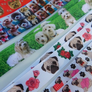 Könnte beinhalten: Sortiment an bunten Bändern mit verschiedenen Hunderassen darauf gedruckt. Die Bänder zeigen Mops, Pudel, Yorkies und andere Hunderassen. Einige Bänder haben ein Blumenmuster.