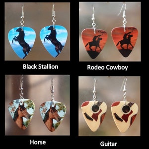 Puede incluir: Cuatro pares de pendientes con diferentes dise&ntilde;os. Los dise&ntilde;os incluyen un semental negro, un vaquero de rodeo, un caballo y una guitarra. Cada pendiente tiene forma de p&uacute;a y tiene un gancho plateado.