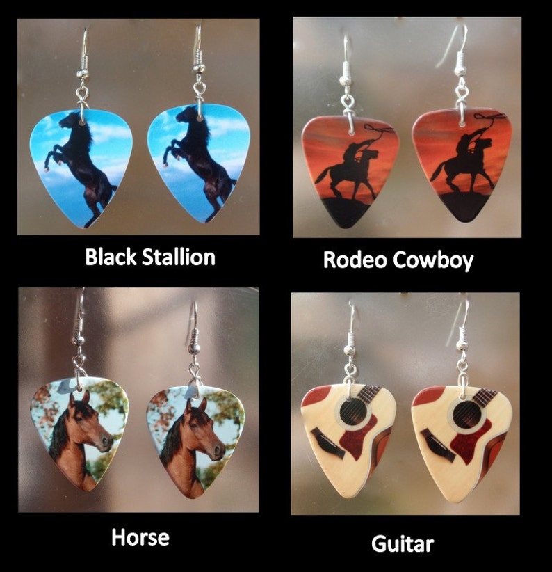 Puede incluir: Cuatro pares de pendientes con diferentes dise&ntilde;os. Los dise&ntilde;os incluyen un semental negro, un vaquero de rodeo, un caballo y una guitarra. Cada pendiente tiene forma de p&uacute;a y tiene un gancho plateado.