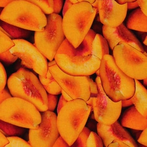 Peut inclure: Gros plan sur un tissu avec un motif répété de tranches de pêche. Les tranches de pêche sont d'une couleur orange vibrante et sont disposées de manière aléatoire.