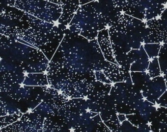 Puede incluir: Una tela azul oscuro con un patrón de constelación blanca. La tela presenta un patrón repetitivo de estrellas y constelaciones, creando un diseño celestial.