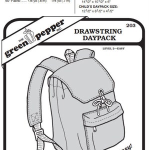 Op de afbeelding: Een zwart-witte lijntekening van een rugzak met trekkoord en een ritsvak. De tekening is gelabeld met "Drawstring Daypack" en "Level 2-Easy". Het logo van Green Pepper, Inc. staat in de linkerbenedenhoek.