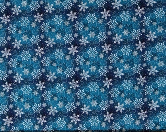 Può includere: Un tessuto blu con un motivo di fiocchi di neve bianchi. I fiocchi di neve sono sparsi sul tessuto e sono circondati da piccoli punti bianchi. Il tessuto ha un effetto acquerello sottile.