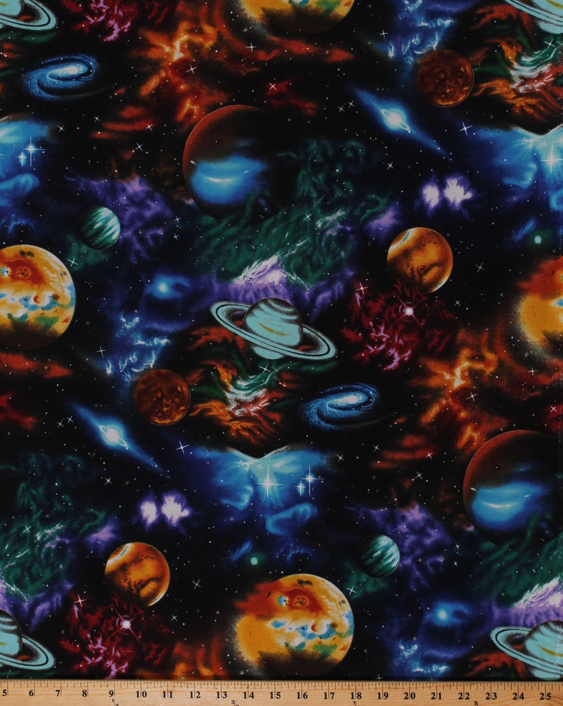 Puede incluir: Una tela colorida con tem&aacute;tica espacial con un patr&oacute;n repetitivo de planetas, estrellas y nebulosas. La tela presenta un fondo azul oscuro con tonos de naranja, rojo, verde y azul.