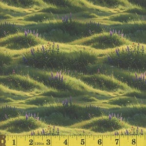 Peut inclure: Un motif de tissu représentant des collines verdoyantes couvertes d'herbes hautes et de fleurs sauvages violettes. Un mètre ruban jaune est visible en bas, indiquant une échelle de 20 cm sur la largeur du motif textile imprimé.