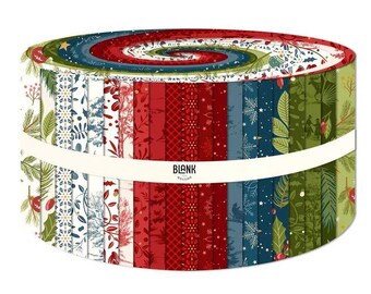 Op de afbeelding: Een stoffen rol met diverse kerstmotieven in rood, groen, blauw en wit. De stroken stof zijn strak opgerold en bijeengehouden door een witte papieren band met de tekst BLANK QUILTING, waarop verschillende feestelijke patronen zichtbaar zijn.