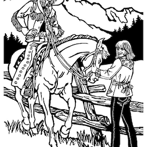 Op de afbeelding: Een zwart-witte illustratie van twee vrouwen, een rijdt een paard en de andere houdt de teugels vast. De vrouw op het paard draagt een cowboyhoed en een lang mouwloos shirt met franjes. De vrouw op de grond draagt een lang mouwloos shirt met een riem en jeans. Het paard staat voor een houten hek.