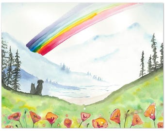 以下が含まれることがあります： 緑の丘にシルエットで描かれた犬と猫が、雪をかぶった山々の上に架かる鮮やかな虹を見ている水彩画。オレンジ色のポピーが前景に咲いています。このアートワークは、穏やかで自然な風景を連想させます。