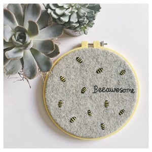 Pequeno bastidor de bordar pendurado na parede 'beeawesome'