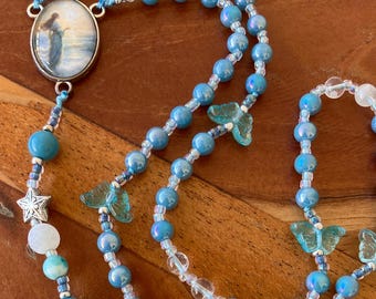 Muttergottes der Träume Nicht-traditionelle Rosenkranz irisierende blaue Schmetterlinge Halbmond Mond