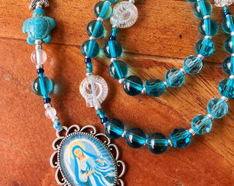 Nicht traditioneller Rosenkranz: Oktopus, Nautilus-Muscheln, Aqua-Glasperlen, Stella-Maris-Medaille