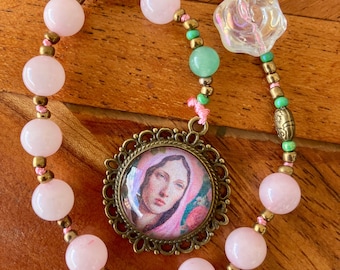 Coroncina di Maria Maddalena in rosa e verde con medaglione con immagine realizzata a mano e rosa in vetro iridescente, quarzo rosa e avventurina