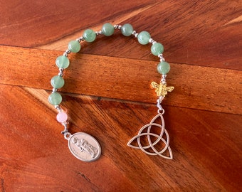 St. Dymphna Keltische Gebetskette für Psychische Gesundheit mit Grünem Aventurin-Trinity-Knoten 18k Vergoldete Bienen-Rosenquarz-Depressionsangst