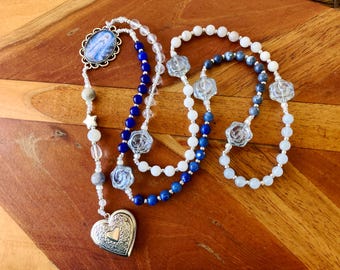 Nostra Signora di Lourdes, 7 Gioie di Maria, Corona Francescana Serafica, Rosario non tradizionale, Sette decine, medaglione a forma di cuore con perline blu e bianche in pietra preziosa
