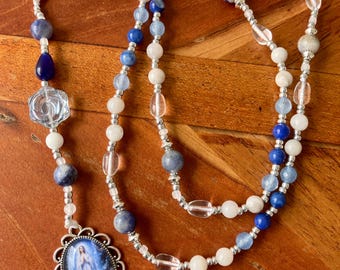 Unsere Liebe Frau von Lourdes Nicht traditioneller Rosenkranz mit Edelsteinperlen fleur-di-lis Französisches Heiliges Zentrum