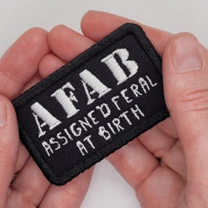 Zugeordnet Feral bei der Geburt - Gestickter Aufnäher