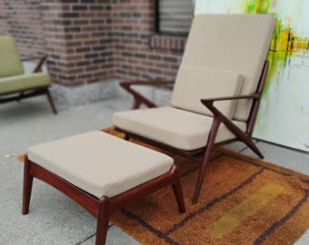 Könnte beinhalten: Ein Mid-Century-Modern-Lounge-Sessel und Hocker-Set. Der Stuhl hat eine hohe Rückenlehne und abgewinkelte Armlehnen, mit einem hellbeigen Kissen und einem dunklen Holzrahmen. Der Hocker hat ein passendes Kissen und einen passenden Rahmen. Das Set steht auf einem braunen Teppich.