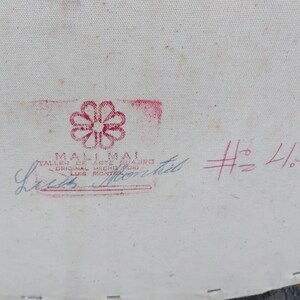 Puede incluir: Primer plano de un lienzo con un sello floral rojo y texto. El sello dice "MALI MAI TALLER DE ARTE GUAJING ORIGINAL HECHO POR LUIS MONTES". Escrito a mano en rojo: "# 4.50".