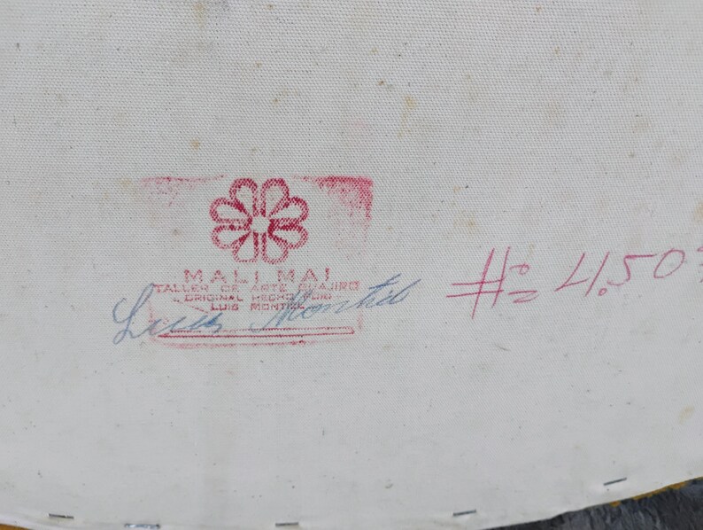 Puede incluir: Primer plano de un lienzo con un sello floral rojo y texto. El sello dice "MALI MAI TALLER DE ARTE GUAJING ORIGINAL HECHO POR LUIS MONTES". Escrito a mano en rojo: "# 4.50".