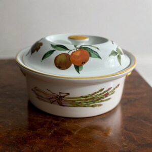 Royal Worcester 1961 Fine Porcelain 1.5 Quarts Casserole Dish - Gold Trim & Knob Evesham Pattern | Oven to Tableware Covered Casserole