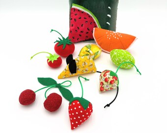Korb mit Katzenminze-Sommerfrucht-Katzenspielzeug, Set mit 10 Kätzchenspielzeugen, Melone, Tomate, Zitrone, Limette, Kirschen, Erdbeeren, Biene, umweltfreundlicher Korb