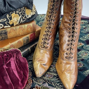 Antique Friedman-Shelby woman&#39;s brown leather lace up boots