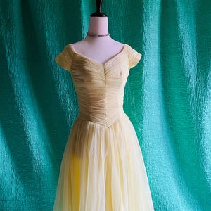 1950s Pastel yellow chiffon and satin prom evening cocktail dress knee length boned bodice with zipper closure womens size small