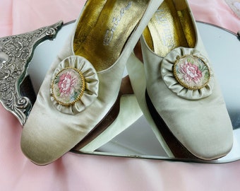 1950s 'Erica, Jaffees' women’s high heel shoes in cream duchess satin with embroidered floral button on front with satin ruffle Size 6 1/2