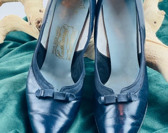 1950s Navy blue leather stiletto shoes with blue grosgrain ribbon trim and leather soles Women’s Size 7 vintage pumps