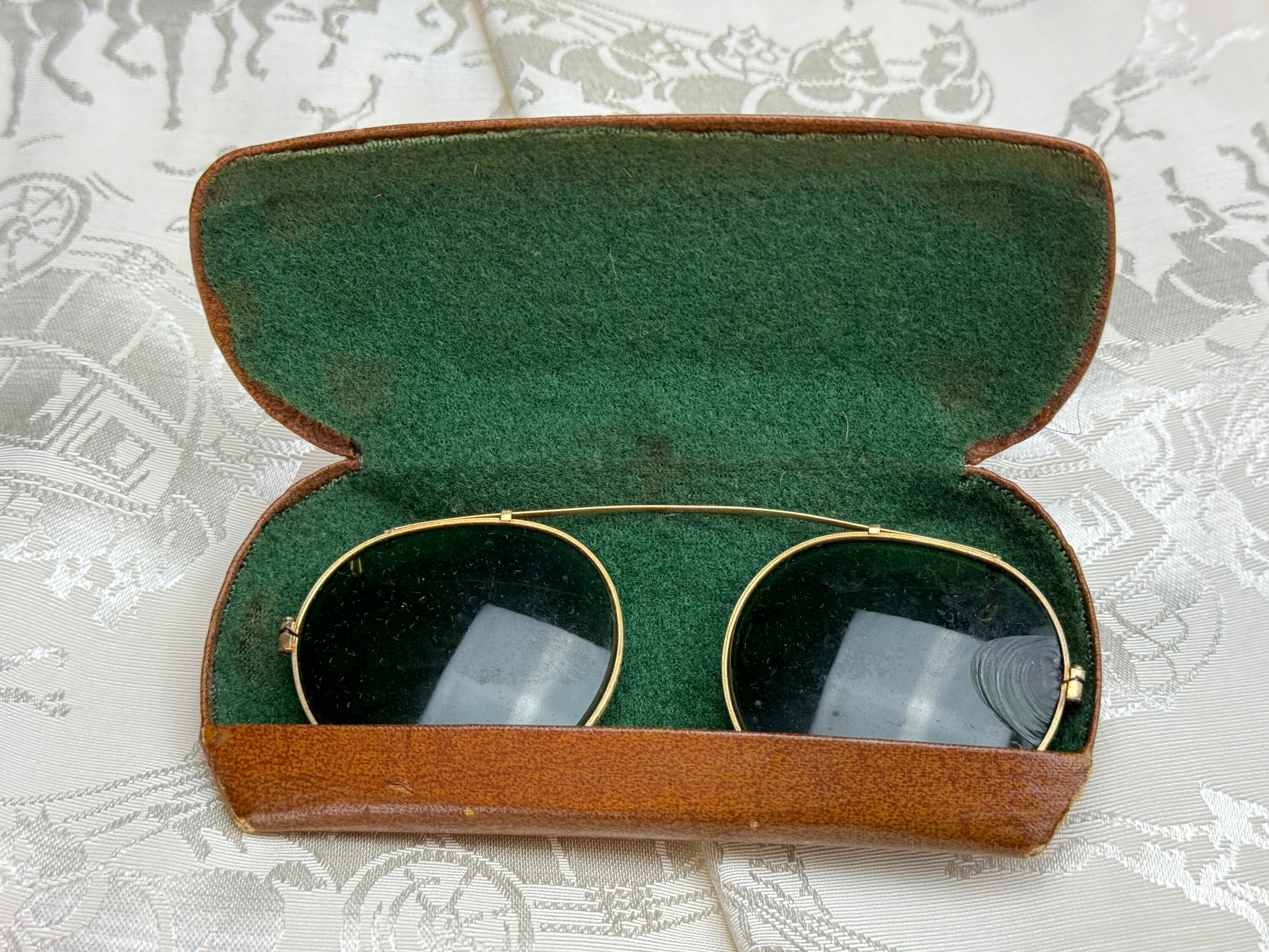 Ray-Ban Gold Frame Sunglasses with Dark Green Lenses and Brown Case Ray Ban Classic Aviator 58mm G15 Green Gold Frames 100  main image 2