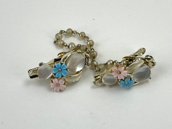 1950s floral sweater clips with pink and blue flo… - image 1