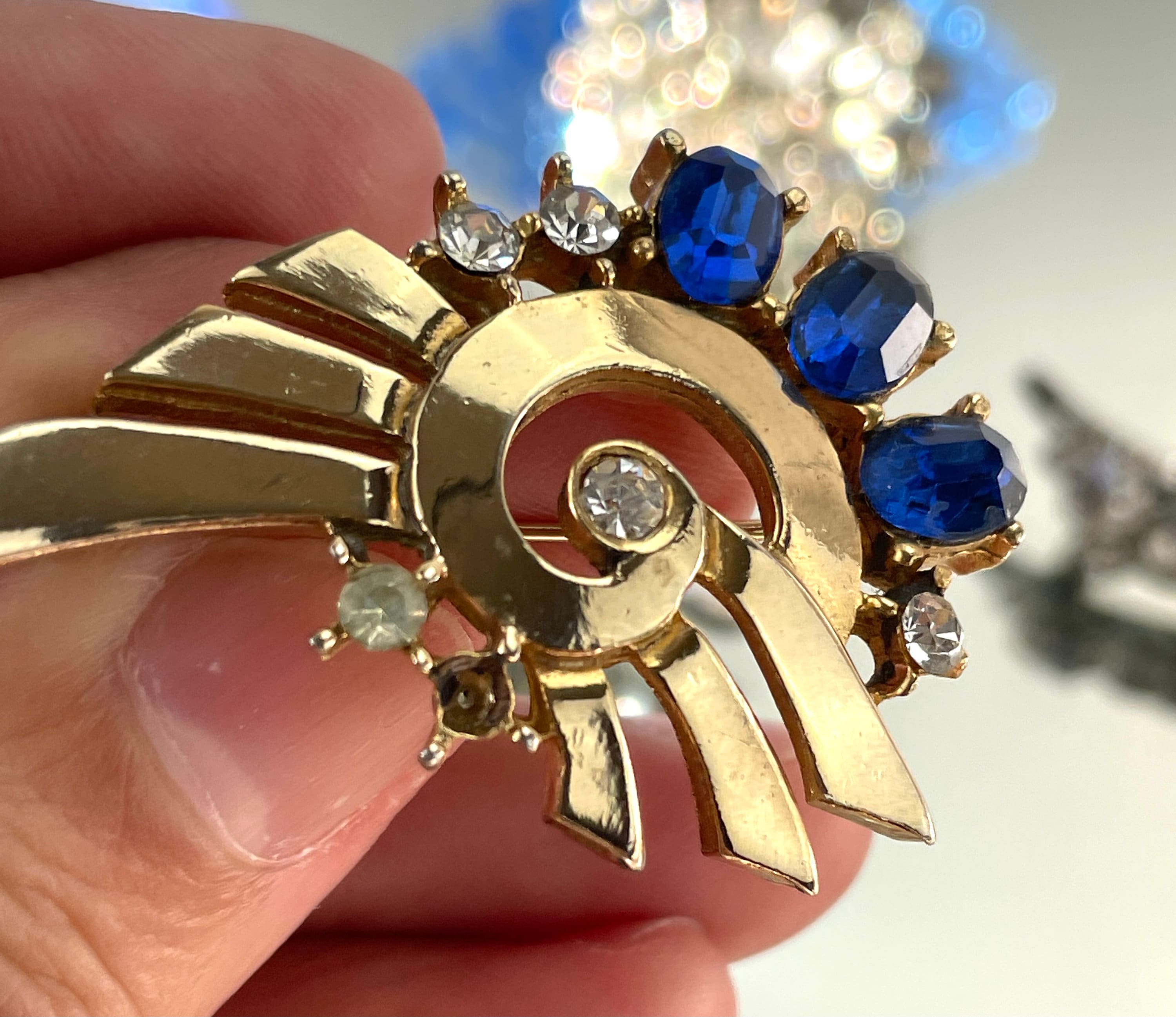 Vintage blue and clear Rhinestone pin back brooch with brass color setting 1950s