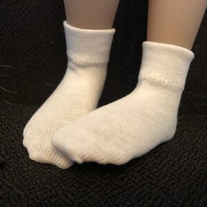 Puede incluir: Un par de calcetines blancos hasta el tobillo con textura acanalada. Los calcetines est&aacute;n hechos de un material suave y c&oacute;modo.