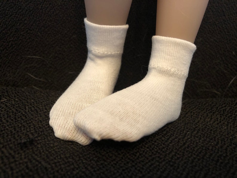 Puede incluir: Un par de calcetines blancos hasta el tobillo con textura acanalada. Los calcetines est&aacute;n hechos de un material suave y c&oacute;modo.