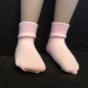 Puede incluir: Un par de calcetines rosas de tobillo con un pu&ntilde;o acanalado.