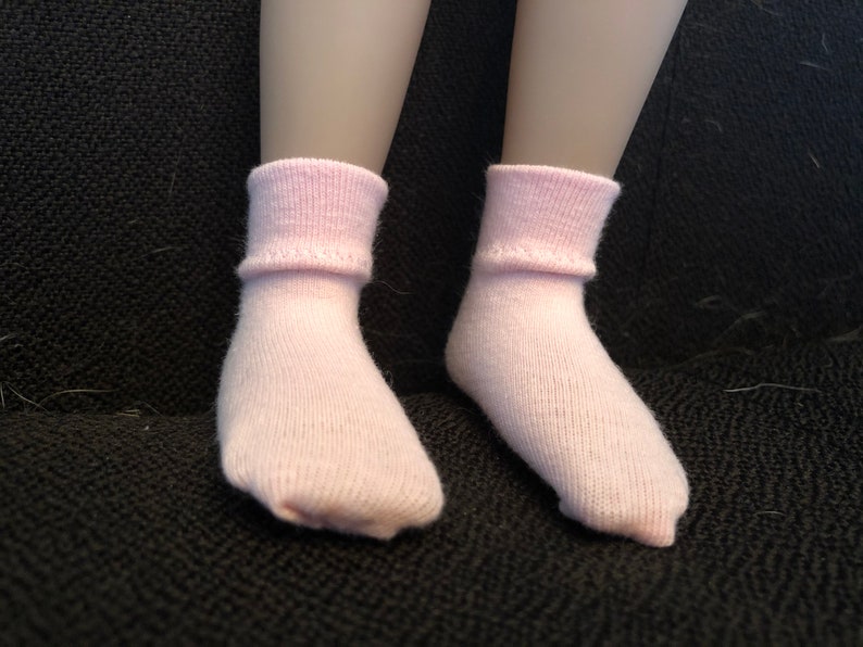 Puede incluir: Un par de calcetines rosas de tobillo con un pu&ntilde;o acanalado.